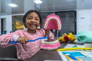Niños indígenas, afiliados a Capital Salud, participaron de la Jornada de aplicación de barniz de flúor en Bogotá.