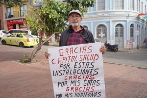 Conoce la historia del “El Señor De Los Letreros”: un afilado muy agradecido de Capital Salud.