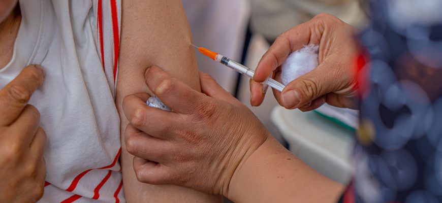 Pie de foto: Jornada de vacunación de Capital Salud