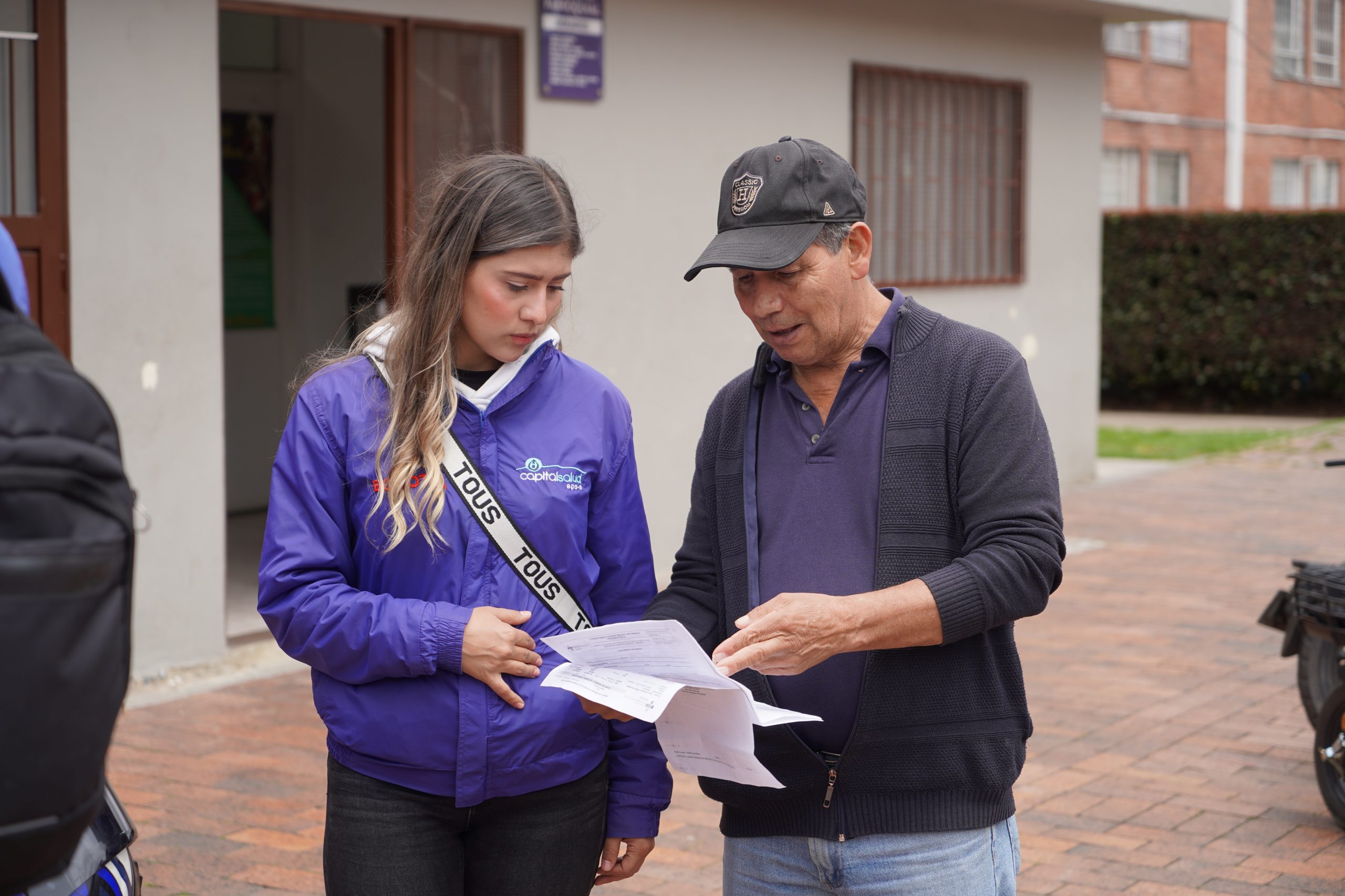 Pie de foto 1: Atención personalizada, feria de servicios Usaquén