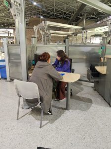 Pie de foto: imagen de atención del personal de Capital Salud en los SuperCADE de Bogotá.