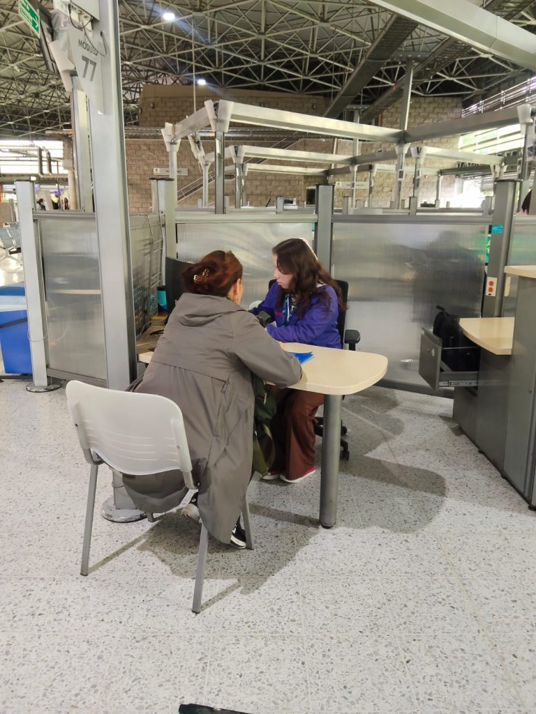 Pie de foto: imagen de atención del personal de Capital Salud en los SuperCADE de Bogotá.