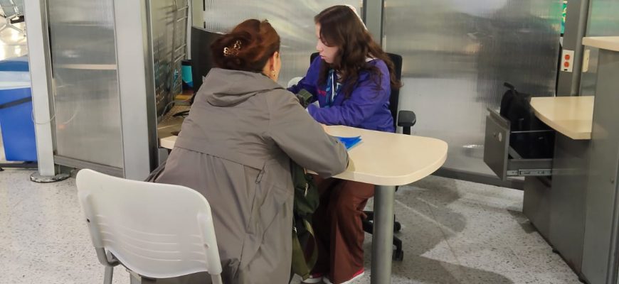 Pie de foto: imagen de atención del personal de Capital Salud en los SuperCADE de Bogotá.