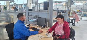 Pie de foto: imagen de atención del personal de Capital Salud en los SuperCADE de Bogotá.