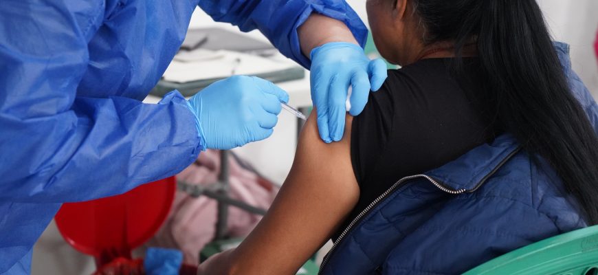 Pie de foto: imagen de persona siendo vacunada