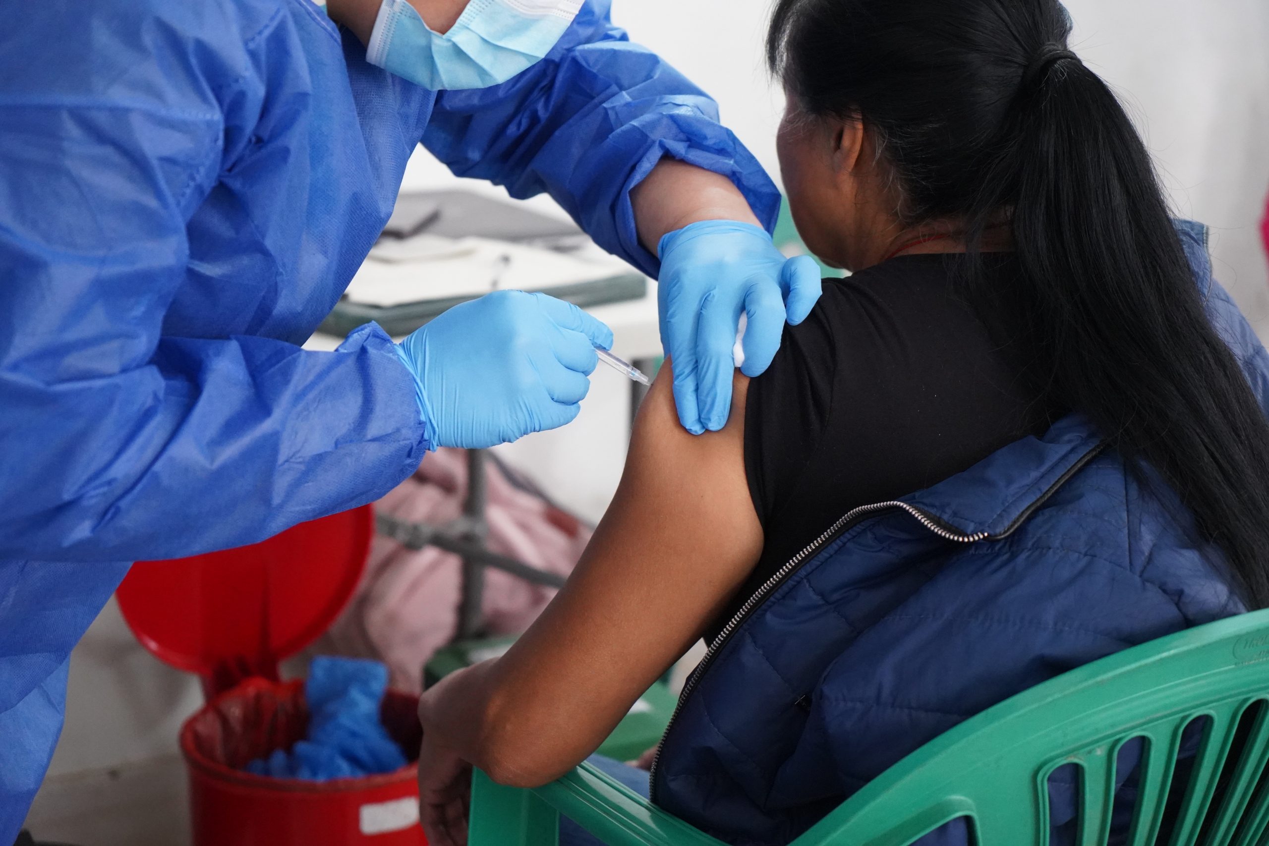 Pie de foto: imagen de persona siendo vacunada