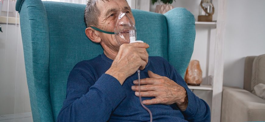 Pie de foto: imagen de referencia usuario utilizando oxígeno medicinal.