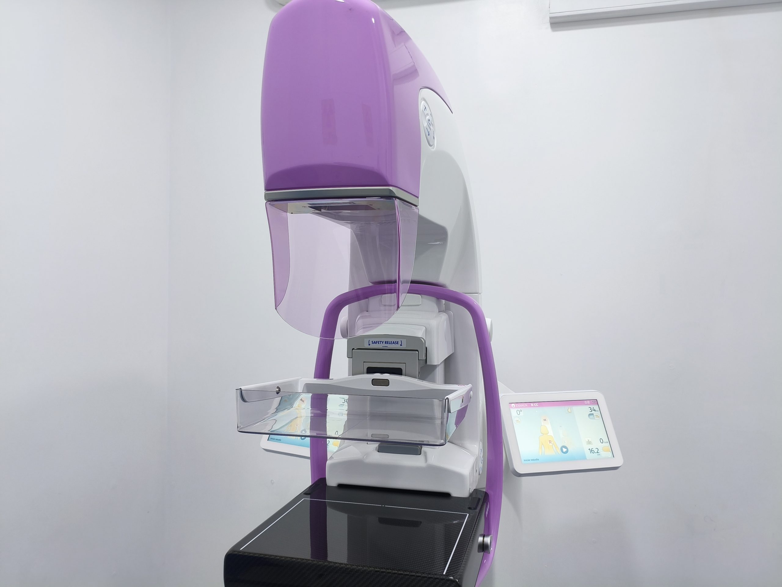 Nuevo mamógrafo del Hospital de Suba.