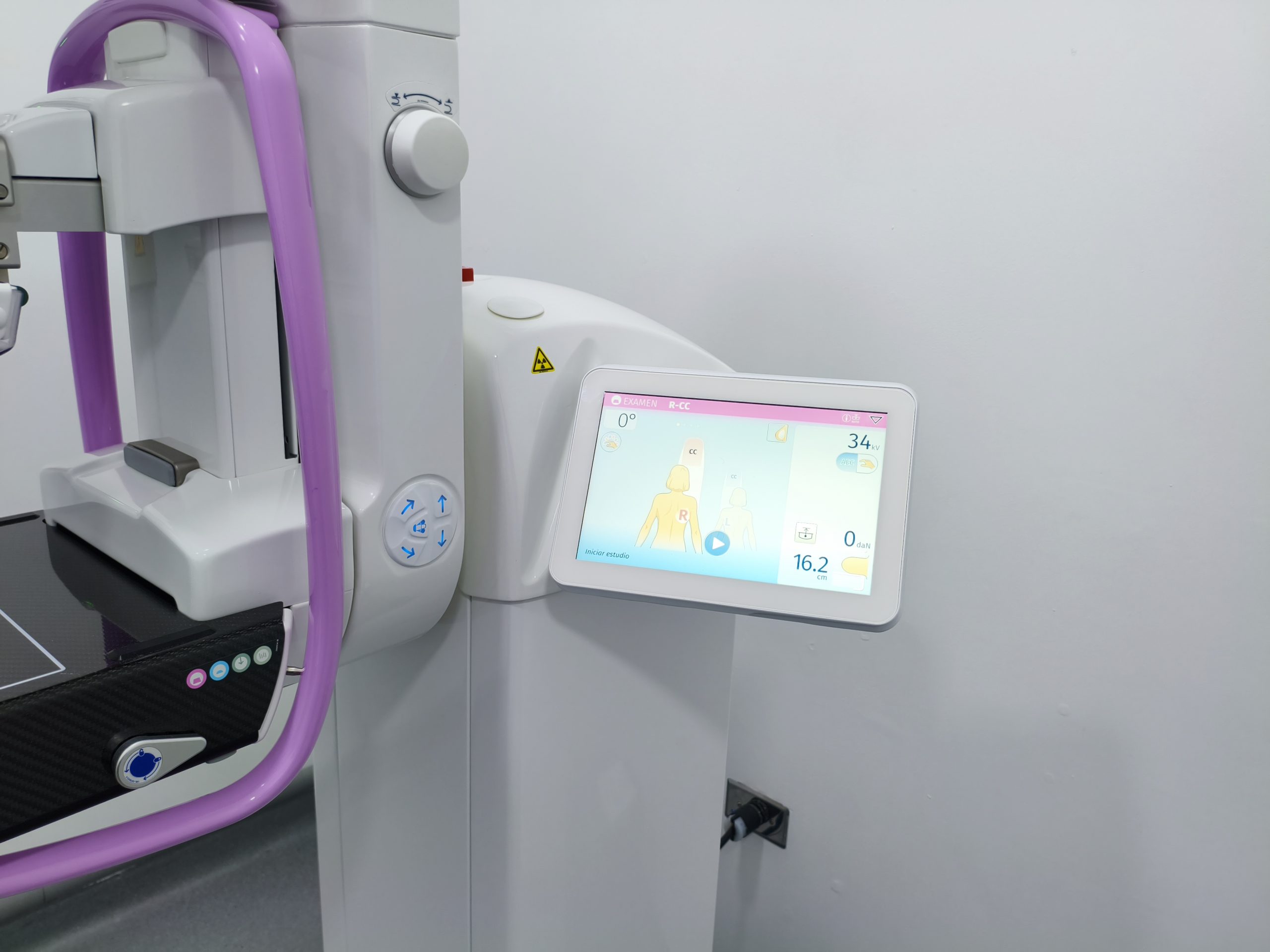 Nuevo mamógrafo del Hospital de Suba.