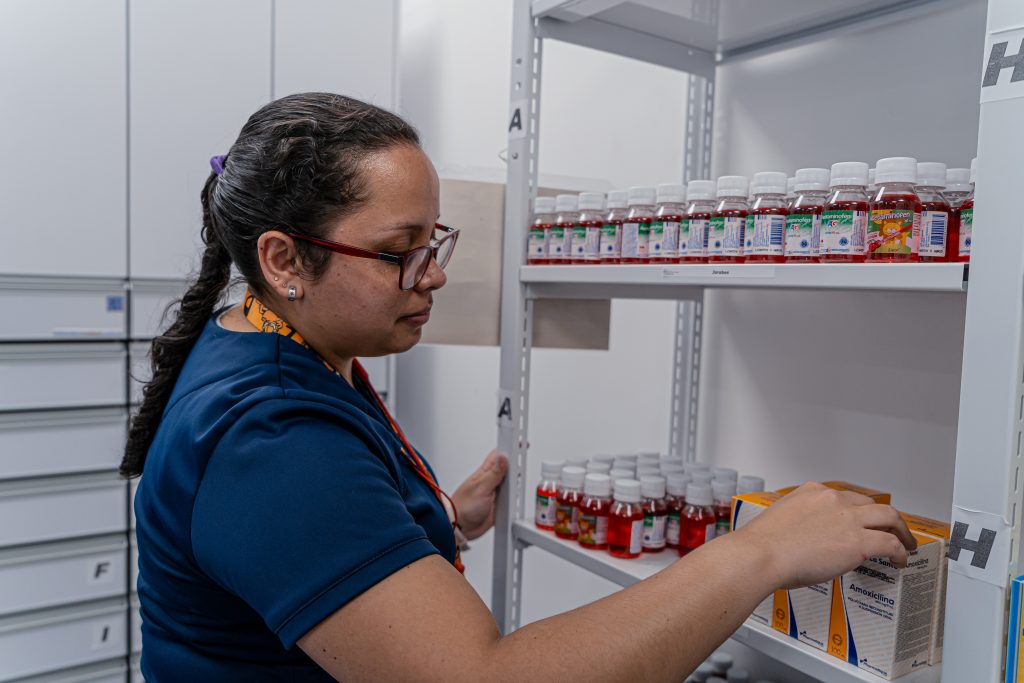 Imagen de una persona ordenando medicamentos