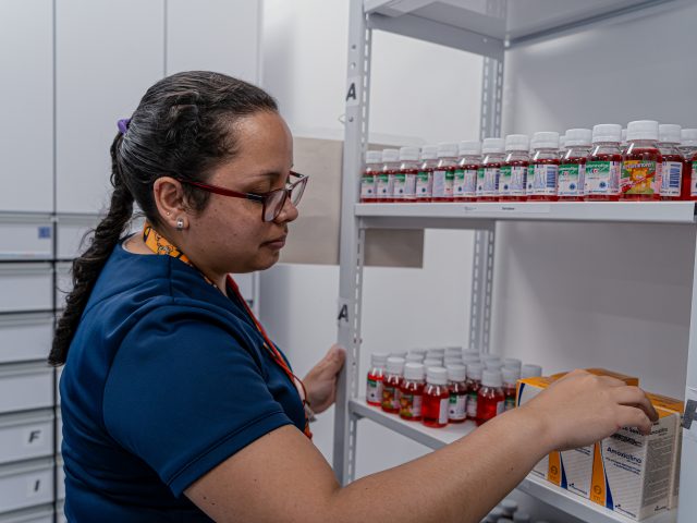 Capital Salud fortalece su red de farmacias para mejorar el acceso y tiempos de entrega de medicamentos
