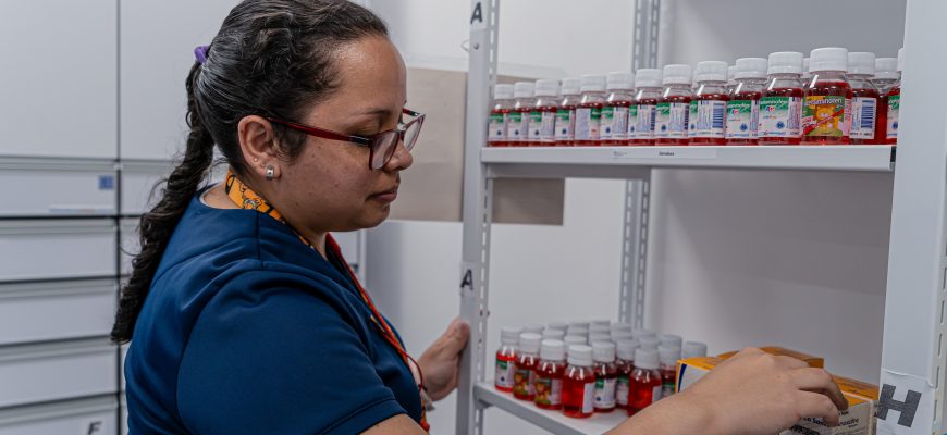Imagen de una persona ordenando medicamentos